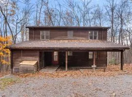 Huge Cabin w Hot Tub, Deck, Grill, Fire Pit, WiFi