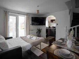 Comfortable Home Near Supermarket with Parking & Garden