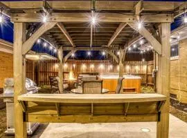 Beautiful Cottage with Hot-tub in Gary, Indiana