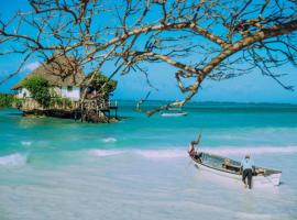 Secluded House with Outdoor Cinema - 4 min Walk to the Beach, hotel in Pingwe