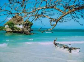 Secluded House with Outdoor Cinema - 4 min Walk to the Beach