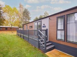 Royal Pines Lodge with Hot tub, καταφύγιο σε Allerthorpe