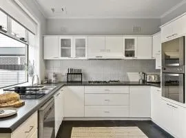 Bedford Beauty Stylish Retro Family Home with office