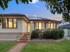 Bedford Beauty Stylish Retro Family Home with office