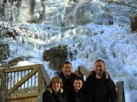 DeerWoodsLodge DOT com-Ellijay Coosawattee River-Sleeps 16-ARCADE-Hot Tub-Fire Pit-Winery's, hotel in Ellijay