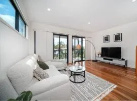Urban Luxe Retreat 3-Level Stylish Home near CBD