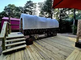 Beautiful Rustic Wagon with Modern Interior and Outdoor Hot Tub for a Unique Romantic Getaway near Lake O' the Pines, Texas