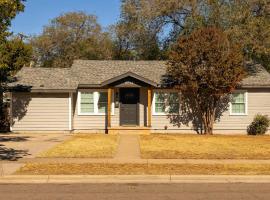 Cozy 4BR Family Home Near Texas Tech Campus โรงแรมในลับบ็อก
