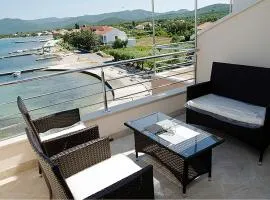 Cozy Apartment In Sreser With Wifi