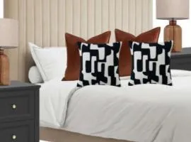 Gorgeous Town Centre 3-Bed 2-Bath Apartment Parking Available