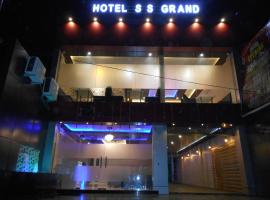 Hotel S S Grand And Multi Cuisine Restaurant, ξενοδοχείο σε Chunār