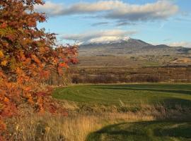Large cabin 4 rooms with Hekla volcano view, hotel em Hella