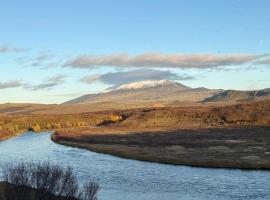 Large cabin 4 rooms with Hekla volcano view, hotel em Hella