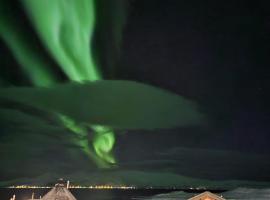 Mikkelvik Brygge, m&ouml;kki kohteessa Mikkelvika