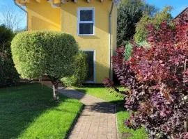 Ferienhaus an der Brunnenaue 4 Sterne, E-Ladestation am Haus, Wlan, Netflix, Garten