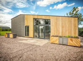 PRIVATE LUXURY BARN IN ITS OWN 0.75ACRES