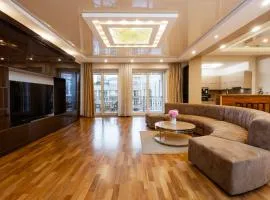 Northern Avenue, 2 bedrooms Luxury & GRAND apartment nearby La Piazza caffe HH555