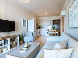 Calina - 3BR Apt W Pool & Balcony in Mackenzie