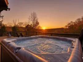 RoundTop Chalet - Hot Tub, Fire Pit & Mountain Views near Killington & Okemo