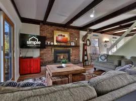 Classic Killington Ski Chalet for 8 with Gear Room, 2 Fireplaces, 5 Mins to Slopes