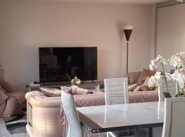 Large and superb apartment near Paris, ξενοδοχείο σε Creil
