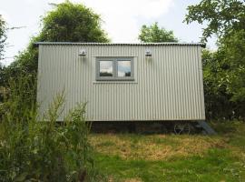 The Organic Cotswolds Shepherds Hut, отель в Глостере