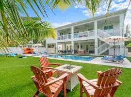 Emerald Oasis Deluxe Waterfront Gem, Heated Pool with Dock