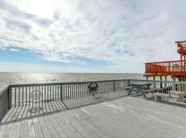 Walk to Public Beach Bayfront Jersey Home with View, khách sạn ở Fortescue