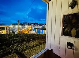 Mariners Cottage - Waters edge Fisherman's Cottage, Harbour & Sea Views & Free Dedicated Parking