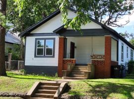 Carmie's 1920 bungalow on Main St, hotel s parkovan&iacute;m v destin&aacute;cii Denison
