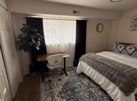 Cozy and well located 2-bedroom basement, hotel in Provo