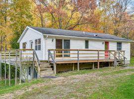 Dirt Road Digs - Quiet Home in Lakeville!, hotel v destinaci Loudonville