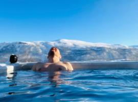 The Arctic panorama studio with outdoor jacuzzi, хотел в Тромсьо