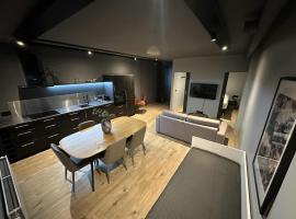 Modern Apartment With Hot Tub in Akureyri, hotel in Akureyri