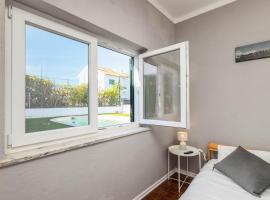 Private Room in Family Home with Pool, hotel en Sesimbra