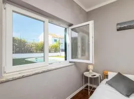 Private Room in Family Home with Pool