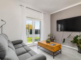 Private Room in Family Home with Pool, ξενοδοχείο σε Σεσίμπρα