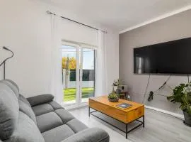 Private Room in Family Home with Pool