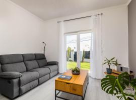 Private Room in Family Home with Pool, hotel in Sesimbra