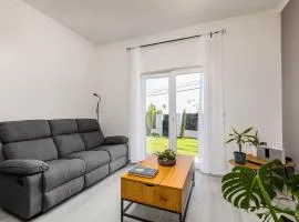 Private Room in Family Home with Pool