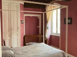 Maison de charme avec plafonds et parquets anciens, hotel in Annonay