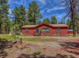 Gorgeous Historic 3 BR Log Cabin w Forest Views 20 Minutes from Flagstaff Now with Wi-Fi、Parksのホテル