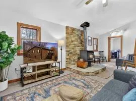 River Access Cabin with Hot Tub, Fire Pit, & WiFi!