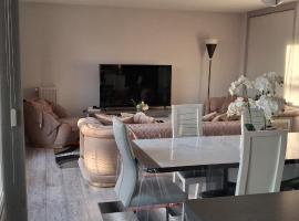 Chambre privée dans grand et superbe appartement proche paris, hôtel à Creil