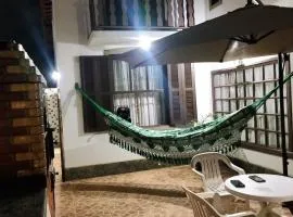 Excelente casa a 40 metros da Praia e 100 m do Shopping Peró ! Suítes com ar condicionado