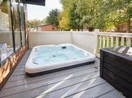 Happy Days Lodge with Hot Tub