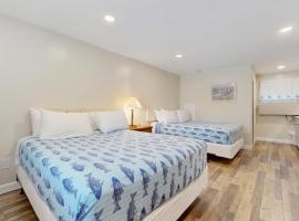 Quintessential Room by the Sea - Holiday House #M8, hotel v mestu Moody