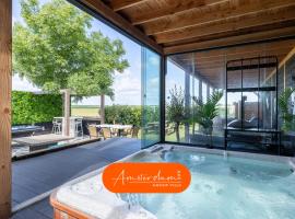 Amsterdam Group Villa 20 plus beds 4 - 5 bedrooms: Zwanenburg şehrinde bir otel