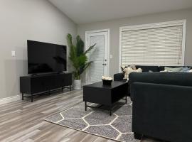 Modern Private Suite close to the Airport & Border, hotel v destinaci Windsor