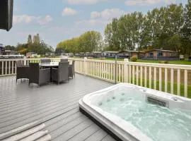 Waters Edge Lodge with Hot Tub